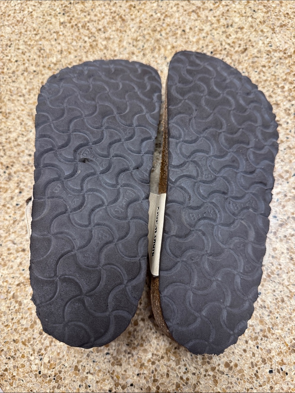 Birkenstock Gizeh Gold Leather T-Strap Toe Sandals - Picture 9 of 10